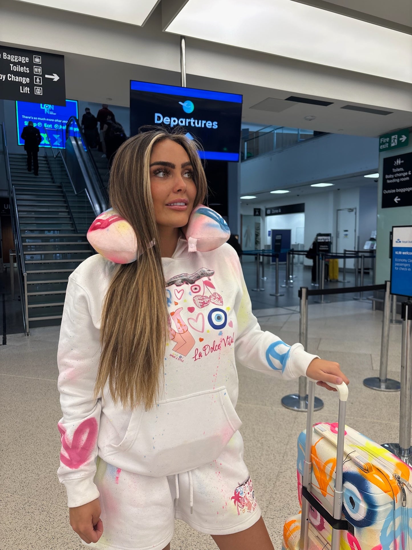 Airport Outfit 🙌🏽🪩✈️☮️🩷✨ - travel